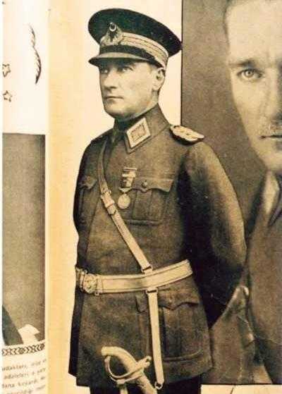 Atatürk'ün Profilden Çekilmiş Üniformalı Bir Posteri