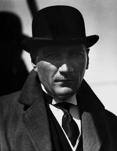 Mustafa Kemal Atatürk'ün Şapkalı Resmi-2