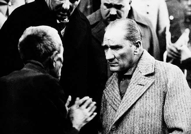 Atatürk, Tokat'ta Bir Yurttaşın Derdini Dinliyor